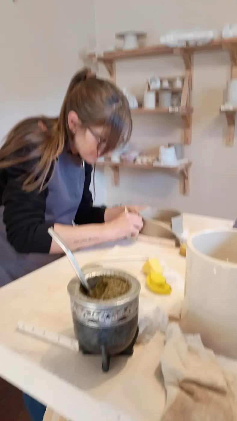 Una alumna concentrada trabajando una pieza, con el mate en primer plano
