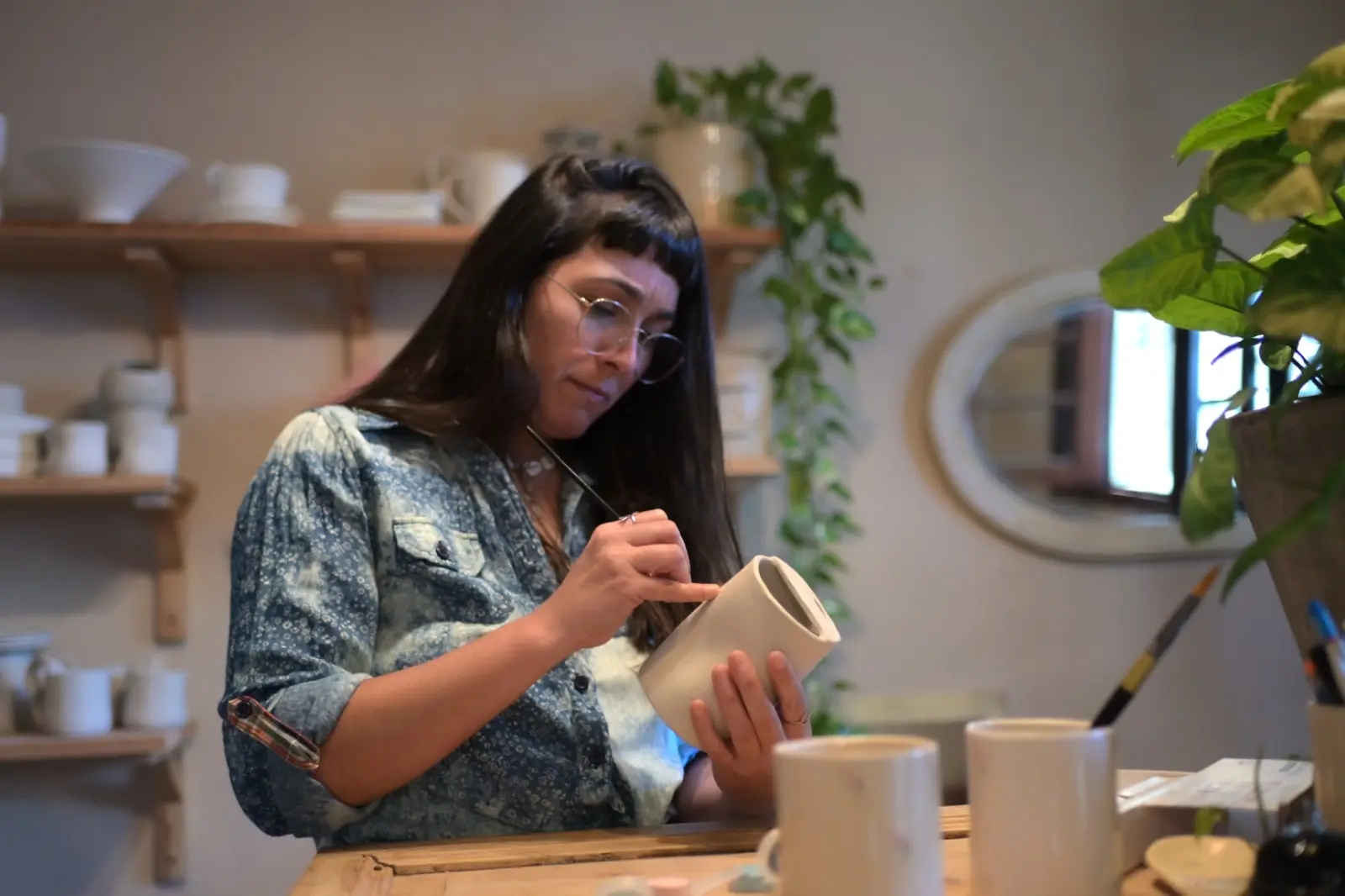Pintando a mano una taza de cerámica